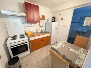 Fridge, oven, stovetop, coffee/tea maker - Studio with terrace and air conditioning (Jadranovo)