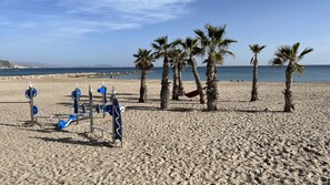Beach nearby, beach towels - Feet in the water at EL CAMPELLO - ALICANTE (Costa Blanca) (El Campello)