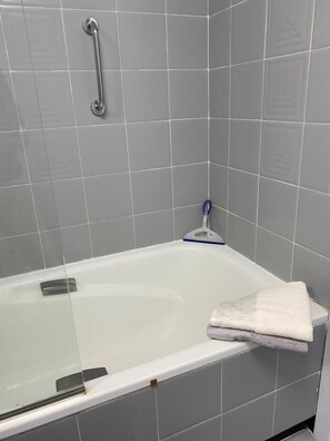 Duschwanne, Haartrockner, Bidet, Handtücher