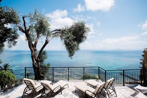 Terrace/patio - Paul Seafront House (Messongi corfu)
