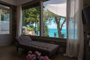 Smart TV, fireplace - Paul Seafront House (Messongi corfu)