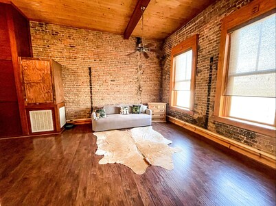 The Brick Street Suite, high ceilings, historic brick street location