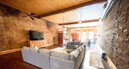 The Brick Street Suite, high ceilings, historic brick street location