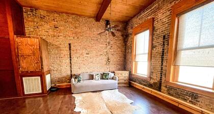 The Brick Street Suite, high ceilings, historic brick street location