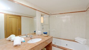 Kombination af bruser/badekar, hårtørrer, bidet, håndklæder