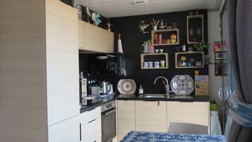 Een koelkast, een microgolfoven, een oven, een kookplaat