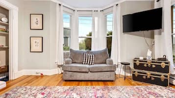 Een televisie, Netflix, streamingdiensten en een kantoor