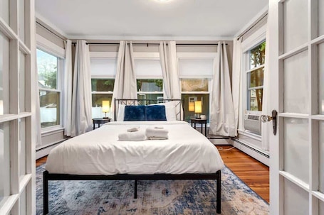 3 bedrooms, premium bedding, iron/ironing board, travel cot. Cozy 3BR | Pet Friendly | Near Portland | Parking
