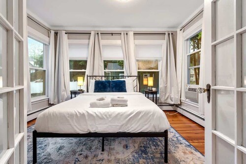 Cozy 3BR | Pet Friendly | Near Portland | Parking