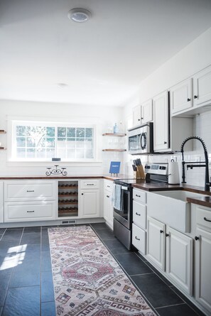 Fridge, microwave, oven, stovetop - Cheerful Avondale Bungalow (Birmingham)