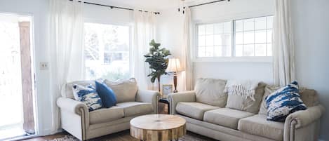 Una Smart TV, un reproductor estéreo