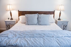 3 bedrooms, iron/ironing board, travel crib, free WiFi - Cheerful Avondale Bungalow (Birmingham)