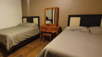 Habitación cuádruple familiar, 2 camas matrimoniales | Edredón, wifi gratis y ropa de cama