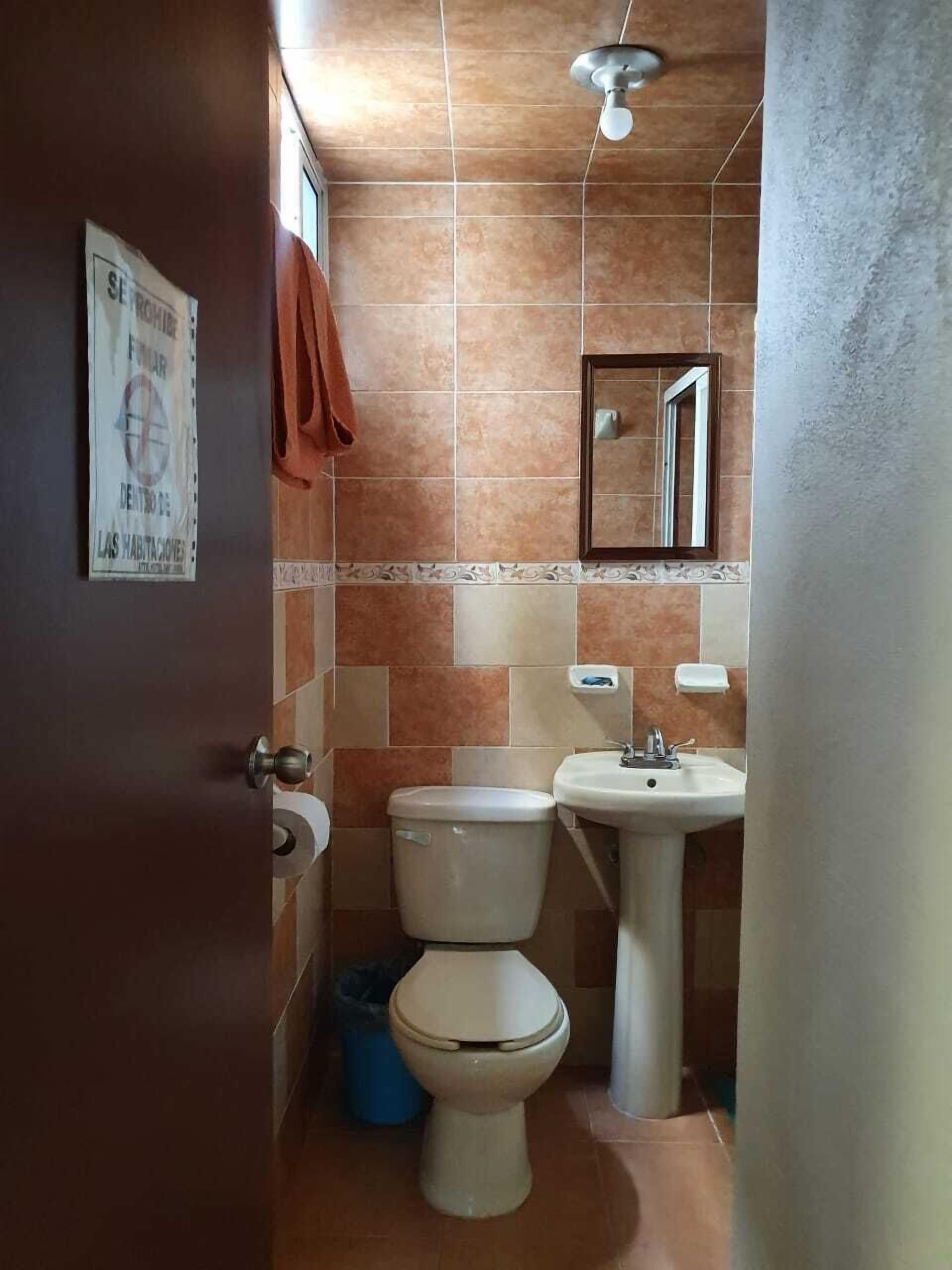 Regadera, amenidades de baño gratuitas, toallas 