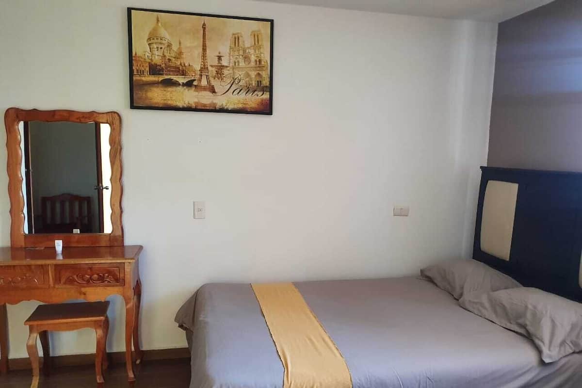 Habitación doble estándar de uso individual | Edredón, wifi gratis y ropa de cama