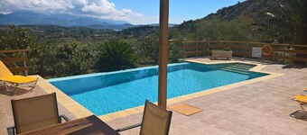 Villa Karavaki - 3 bedroom family villa close to Xi beach and Lixouri town