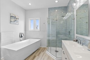 Badewanne, Haartrockner, Handtücher, Seife