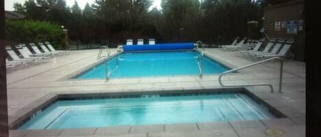 Utomhuspool och uppvärmd pool