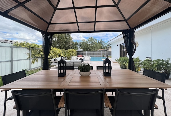 تناول الطعام بالخارج