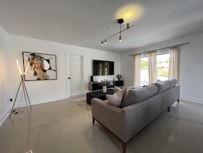 تلفزيون ذكي، مدفأة، كُتُب