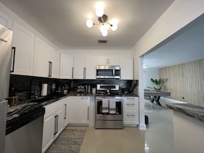 ثلاجة، ميكروويف، فرن، موقد طهي مسطح