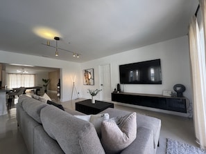 تلفزيون ذكي، مدفأة، كُتُب