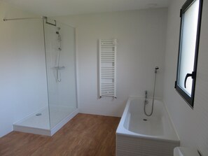 Bathtub, hair dryer, towels, soap - Le Domaine de la merveille (vains)