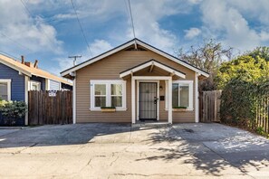 Exterior - Charismatic Sea Cottage Near Beach & Entertainment (Long Beach)