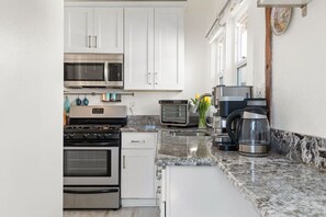 Frigorífic, microones, forn i placa de cuina 