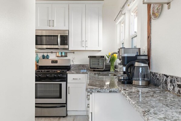 Fridge, microwave, oven, stovetop - Charismatic Sea Cottage Near Beach & Entertainment (Long Beach)