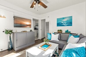 Smart TV - Charismatic Sea Cottage Near Beach & Entertainment (Long Beach)