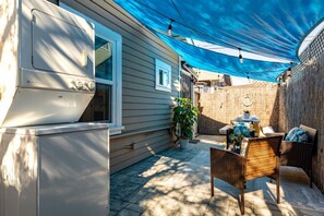 Outdoor dining - Charismatic Sea Cottage Near Beach & Entertainment (Long Beach)