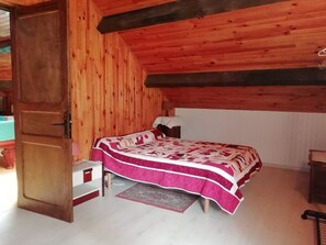 3 bedrooms, iron/ironing board, free WiFi