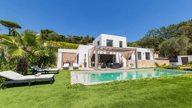 A modern house with a swimming pool, outdoor seating, and a covered patio area. - ★★La Magnifique★★Piscine/Spacieux/Paisible (LE CANNET)