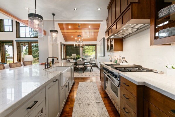 Refrigerador, microondas, horno y lavavajillas 