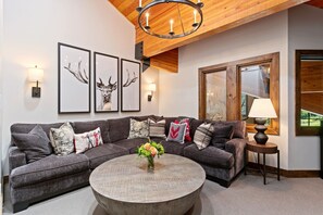 Televisión y chimenea 