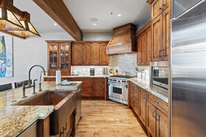 Fridge, oven, dishwasher, coffee/tea maker