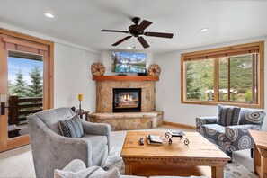 Televisión y chimenea