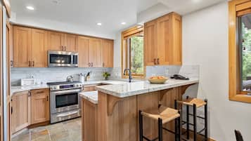 Kühlschrank, Mikrowelle, Ofen, Geschirrspüler