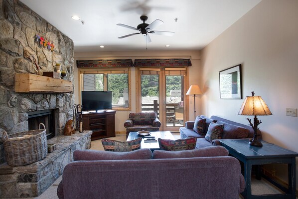 TV, fireplace - Trail's End Lodge at Deer Valley Resort - Two Bedroom Residence with Spa #401 (Park City)