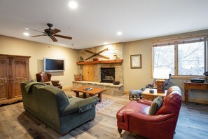 Smart TV y chimenea 