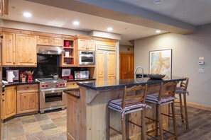 Kjøleskap, mikrobølgeovn, ovn og oppvaskmaskin