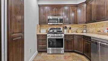 Kühlschrank, Mikrowelle, Ofen, Geschirrspüler