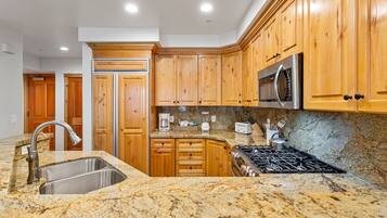 Kühlschrank, Mikrowelle, Ofen, Geschirrspüler