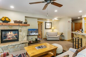 Una televisión, una chimenea