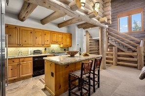 Kjøleskap, mikrobølgeovn, ovn og oppvaskmaskin