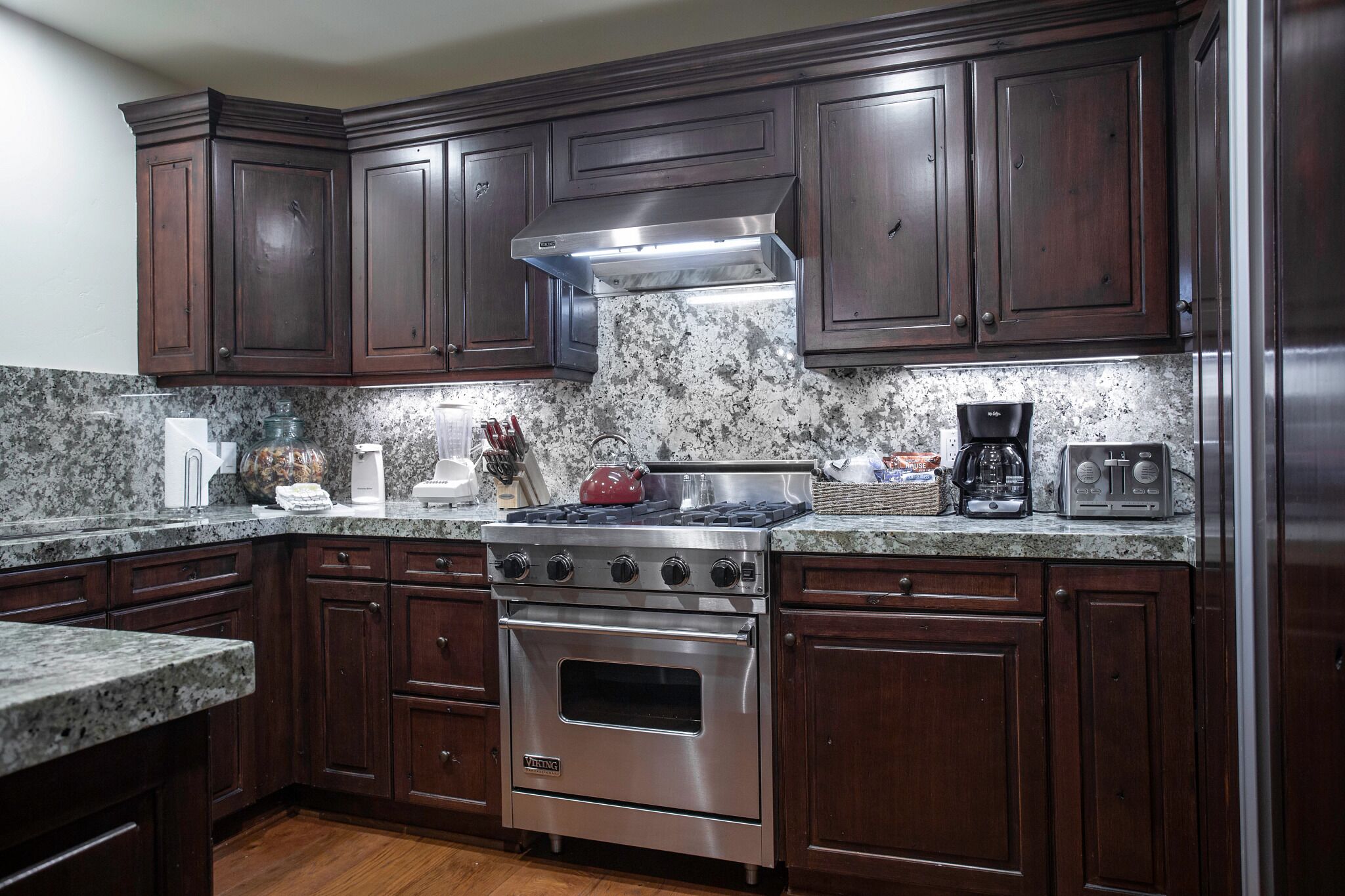 Kühlschrank, Mikrowelle, Ofen, Geschirrspüler