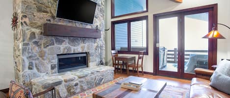 Televisión y chimenea