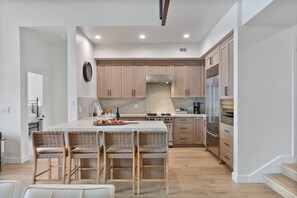 Refrigerador, microondas, horno y lavavajillas 