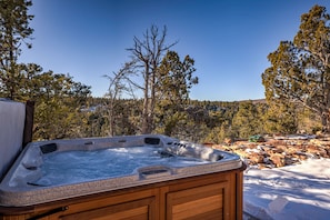 Outdoor spa tub - Zion Border 3,475 sq ft Retreat – 5BR En-Suite Baths, Trails & Canyon Views (Orderville)